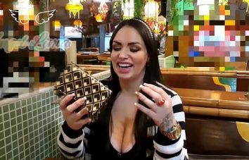 Novinha Safada Angel Lima sem Calcinha no Restaurante