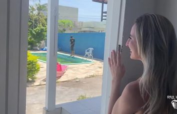 Piscineiro Comeu a Loira Casada Assim que o Marido Saiu de Casa
