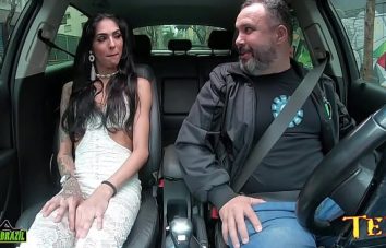 Trans Gostosa Gaby Angel Novinha Brincando com a Neca Pelada no Carro