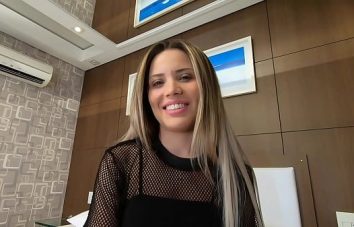 Yasmin Mineira Gozando Gostoso com Vibrador na Buceta