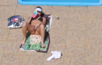 Flagra Caseiro Emanuelly Raquel se Masturbando na Piscina